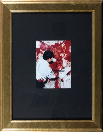 Hermann Nitsch (1938) Blutschüttung Fotografia a colori cm 17,5x12,5 Firma al...