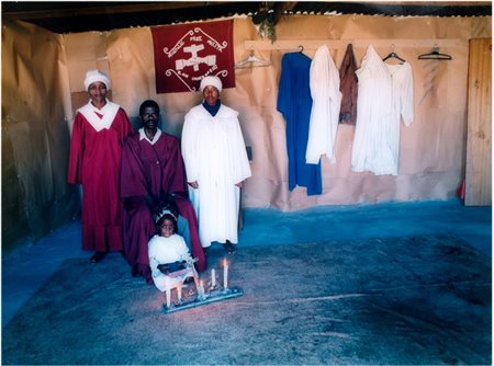 Zwelethu MTHETHWA (né en 1960) Sacred Homes, 1999 Photo couleur, numéro 3/7...