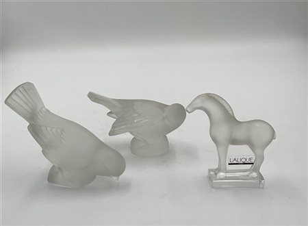Lalique Lotto di tre sculture raffiguranti una coppia di uccelli e un cavallo in