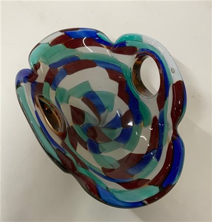 Centrotavola biansato in vetro pezzato bianco, rosso, blu e verde. Italia, seco