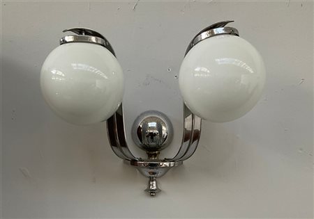 Coppia di applique a due luci, struttura in metallo cromato e diffusori in vetr