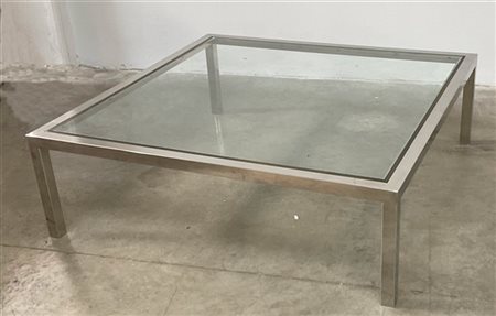 Tavolo da salotto in metallo cromato con piano in vetro. Italia, anni '70. (cm
