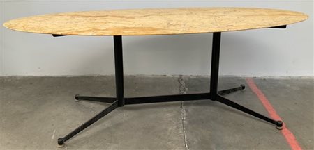 Tavolo con piano ovale in marmo, sostegni in ferro verniciato nero e piedini in