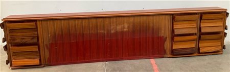 Testata da letto a tre ante in legno con maniglie di forma sagomata come sui fi