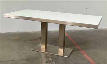 Tavolo con due sostegni centrali in acciaio inox satinato e piano in vetro retr