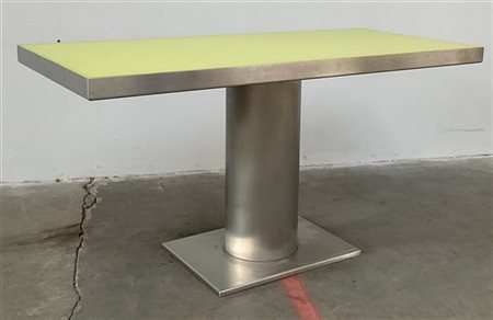 Tavolo con sostegno a colonna in acciaio inox satinato e piano in resina color
