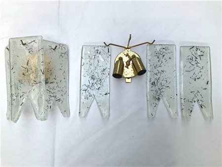 Coppia di appliques a due luci, struttura in ottone e pendenti in vetro sabbiat