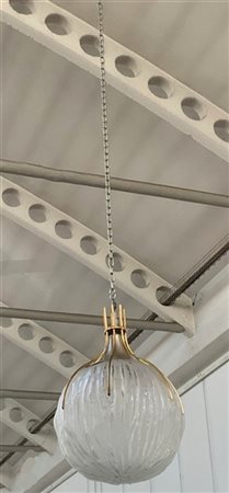 Lampada a sospensione, struttura in metallo dorato e paralume in vetro traspare