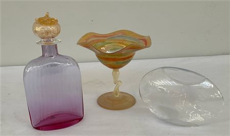 Lotto composto da una bottiglia con tappo in vetro trasparente rosa di Carlo Mo