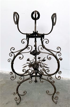 Struttura per fioriera tripode in ferro battuto con decoro a volute centrato da
