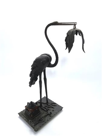 Calamaio/scultura in ferro battuto raffigurante un airone, base con porta inchi