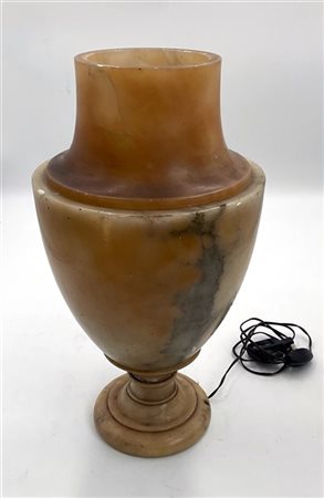 Lampada ad urna in alabastro con coperchio traforato e presa tornita. Italia, 1