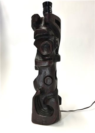 Gianni Pinna Lampada da tavolo in legno intagliato a forma di totem. Italia, ann
