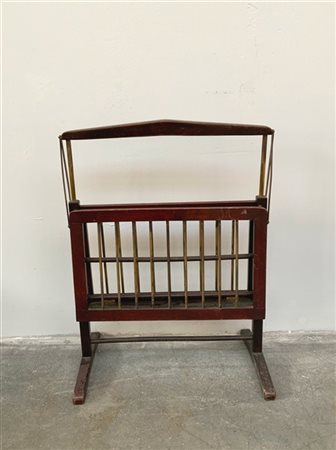 Portariviste in legno e metallo con sponde apribili. Italia, anni '60. (cm 44x6