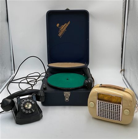 Lotto composto da una radio, un telefono e un giradischi. Anni '40/'50. (difett