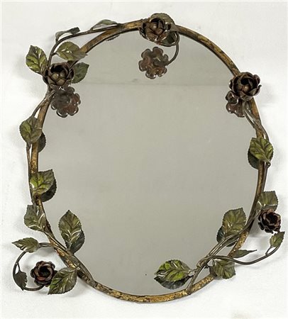 Specchiera in ferro battuto decorato in policromia a rose e foglie. Italia, sec