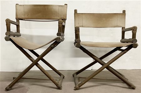 Coppia di poltroncine pieghevoli in legno con applicazioni in metallo e midolli