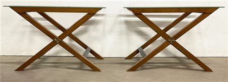 Coppia di tavolini in legno parzialmente ebanizzato con sostegni incrociati, pi