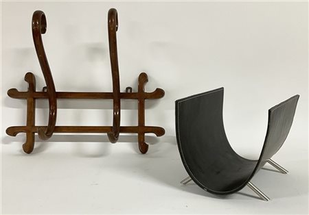 Lotto composto da un appendiabiti da parete in faggio curvato marcato Thonet (c