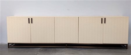 Sideboard a cinque sportelli rivestita in finta pelle bianca con decoro a mosai