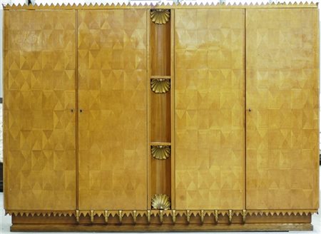 Armadio in legno intagliato e lastronato a losanghe con quattro ante, nicchia c