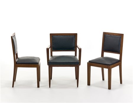 Coppia di sedie e una poltrona con struttura in legno, seduta e schienale imbot