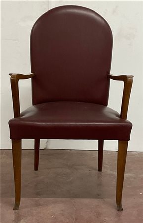 Poltrona con struttura in legno, braccioli sagomati, seduta e schienale rivesti