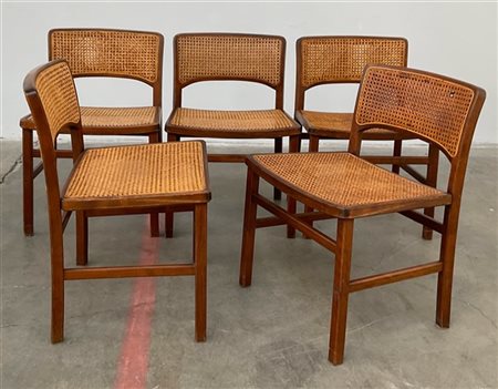 Gruppo di cinque sedie in legno con sedute e schienali incannucciati. Italia, a