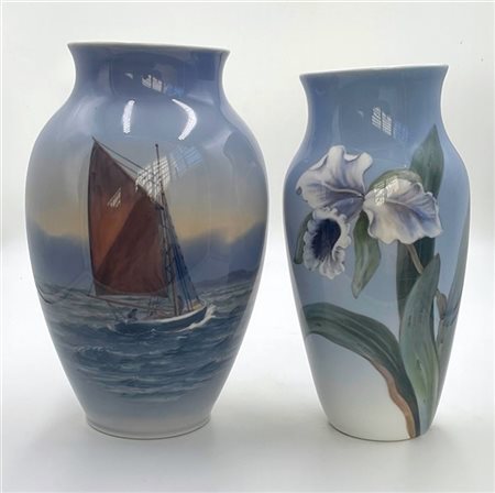 Manifattura Royal Copenaghen
Due vasi in porcellana dipinti in policromia con v