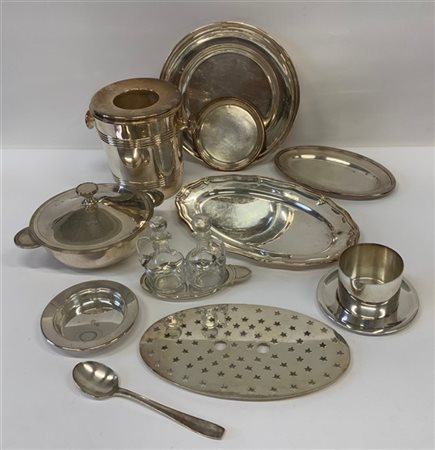 Cartone contenente numerosi oggetti per la tavola marcati Christofle in metallo