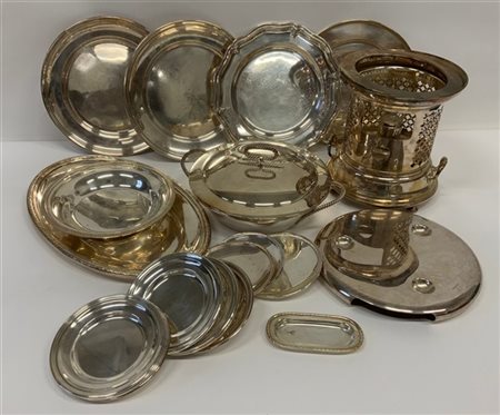 Lotto di due cartoni contenenti numerosi oggetti per la tavola in metallo argen