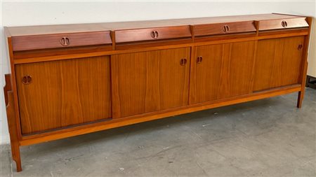 Sideboard in legno impiallacciato e massello con ante scorrevoli e cassetti. It