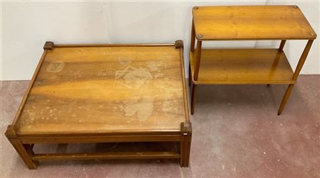 Lotto composto da un tavolino da salotto ed un etagere a due ripiani in legno.