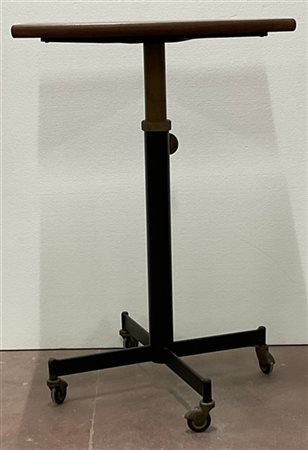 Tavolino porta tv con piano in legno e struttura in metallo verniciato nero. It