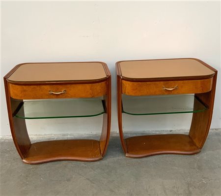 Coppia di comodini in legno ad un cassetto con piani in vetro di cui quello sup