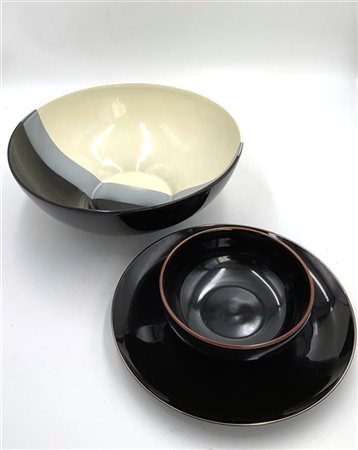 Manifatture diverse 
Lotto composto da un centrotavola, un piatto e una ciotola