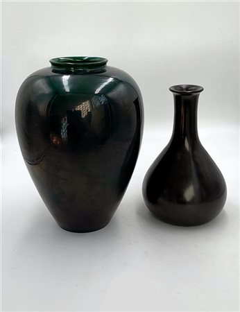 Manifatture diverse
Lotto di due vasi ceramica smaltata nei toni del nero e ver