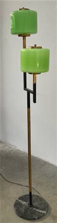 Lampada da terra con struttura in metallo nero e ottone, paralume in vetro verd