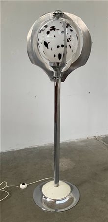 Lampada da terra con struttura in metallo cromato, paralume sferico in vetro so