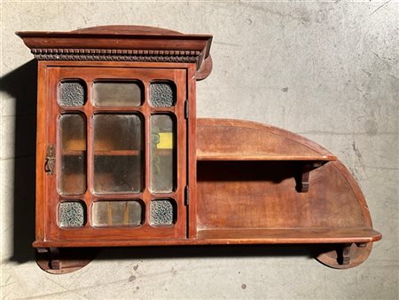 Armadietto pensile Liberty in legno massello con un'anta a vetri trasparenti co