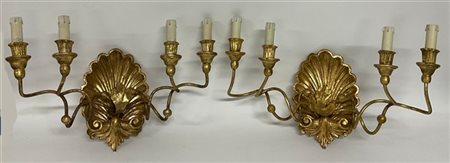 Coppia di applique a quatto luci in legno intagliato e dorato a foggia di valva