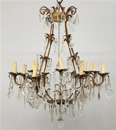 Lampadario a dodici luci in metallo dorato e pendenti in vetro molato (h. cm 12