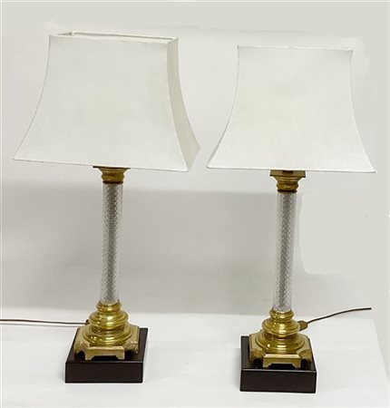 Coppia di lampade a colonna in vetro molato, basi in ottone dorato su sostegno