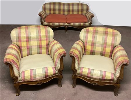 Fornitura da salotto composta da divano e coppia di poltrone in legno intagliat