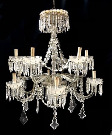 Lampadario a dodici luci decorato a pendenti in cristallo di Boemia. Secolo XIX