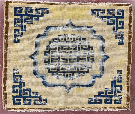 Tappeto Ning-Xia, Cina, fine secolo XVIII - inizio XIX. Decoro con profilo di f