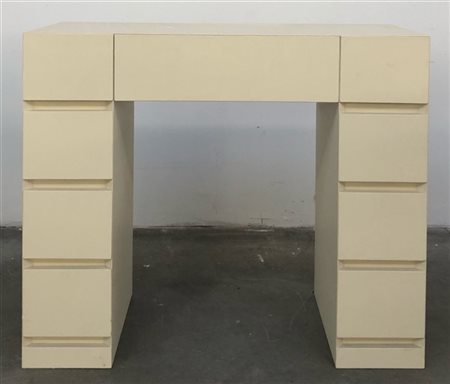 Piccola scrivania in legno laccato con cassetto centrale e quattro cassetti in