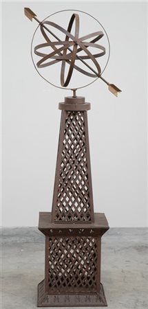 Elemento decorativo in ferro battuto a forma di obelisco sormontato da astrolab