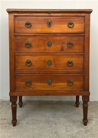 Mobiletto in ciliegio a quattro cassetti e tablette sotto piano con riserva in