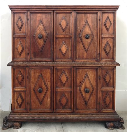 Antica credenza a due corpi con fronte pannellato a quattro ante decorate a los